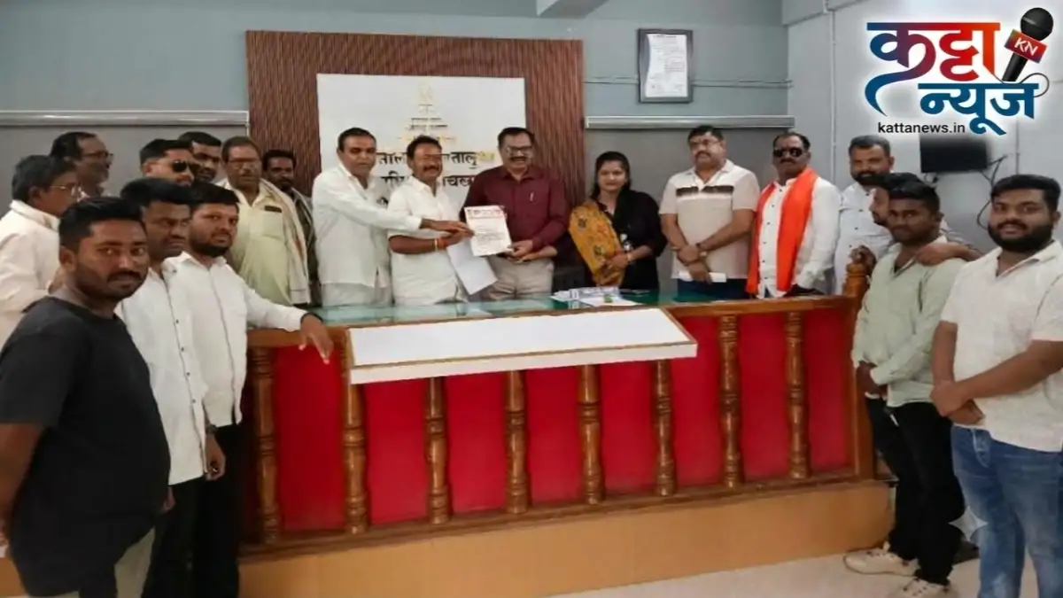 चारा छावण्या सुरू करण्याची मागणी करताना चिखलीत शिवाजीराव देशमुख व शिवसैनिक तहसीलदारांना निवेदन देताना