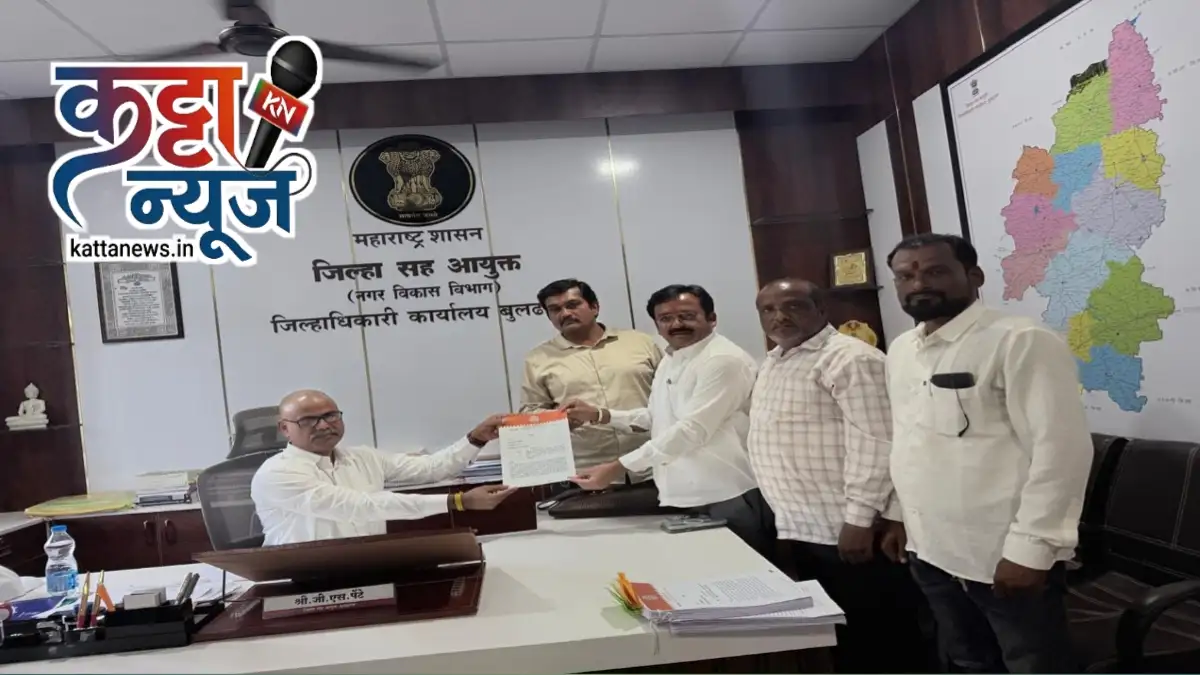 चिखली नगर परिषद नसबंदी घोटाळा प्रकरणी मनसेचे शिष्टमंडळ निवेदन देताना