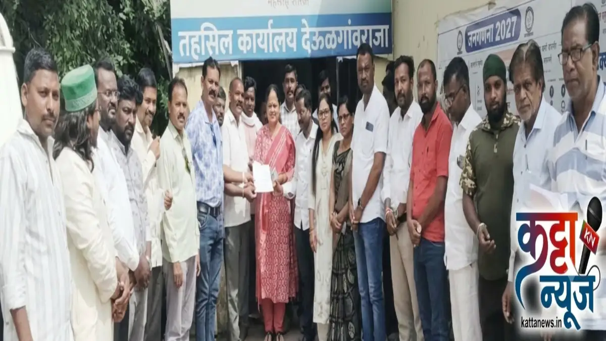देऊळगाव राजा पत्रकार संघटनांचे पदाधिकारी तहसीलदारांना निवेदन देताना
