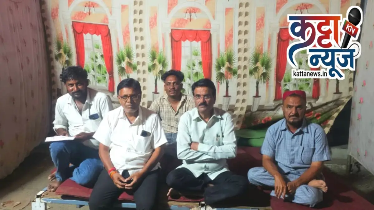 लोणार उपोषण स्थगित, पोलीस ठाण्यासमोर चर्चा करताना शिवसेना (उबाठा) पदाधिकारी व पोलीस अधिकारी