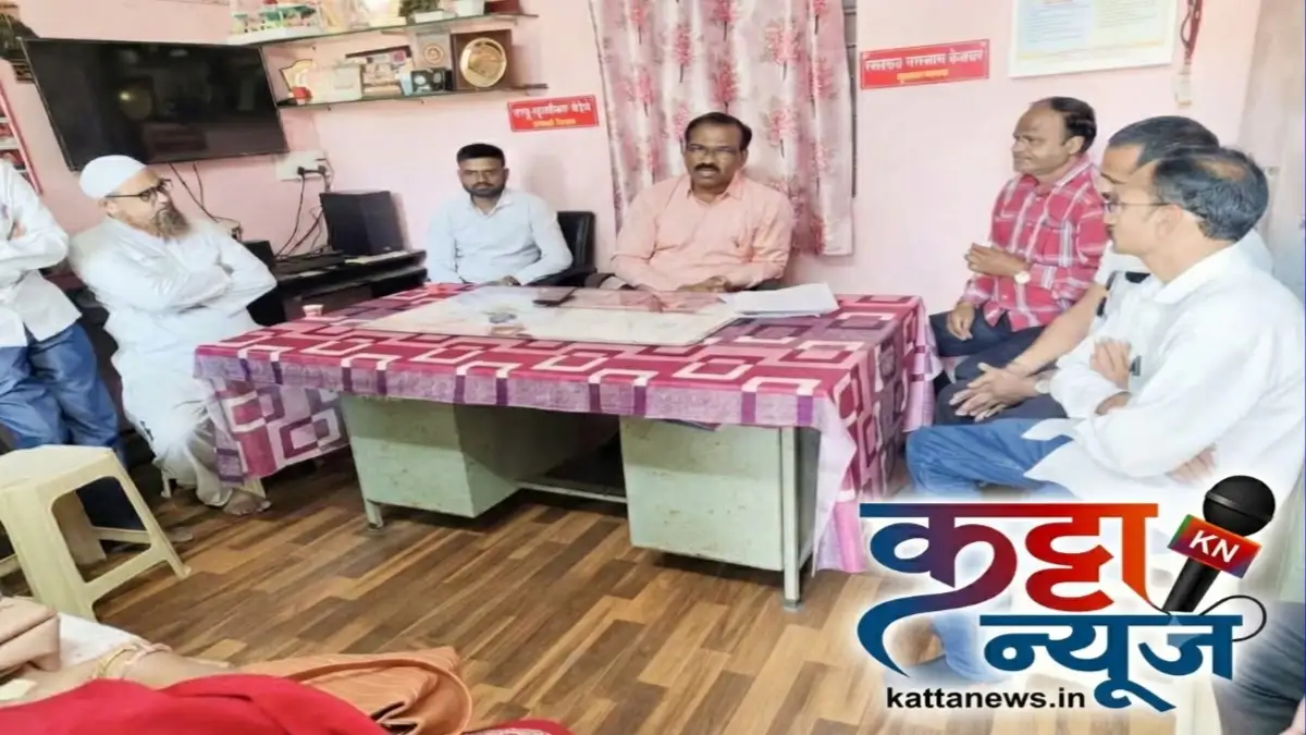 मतदार यादी विशेष कॅम्पची पाहणी करताना उपविभागीय अधिकारी प्रा. संजय खडसे, सिंदखेड राजा