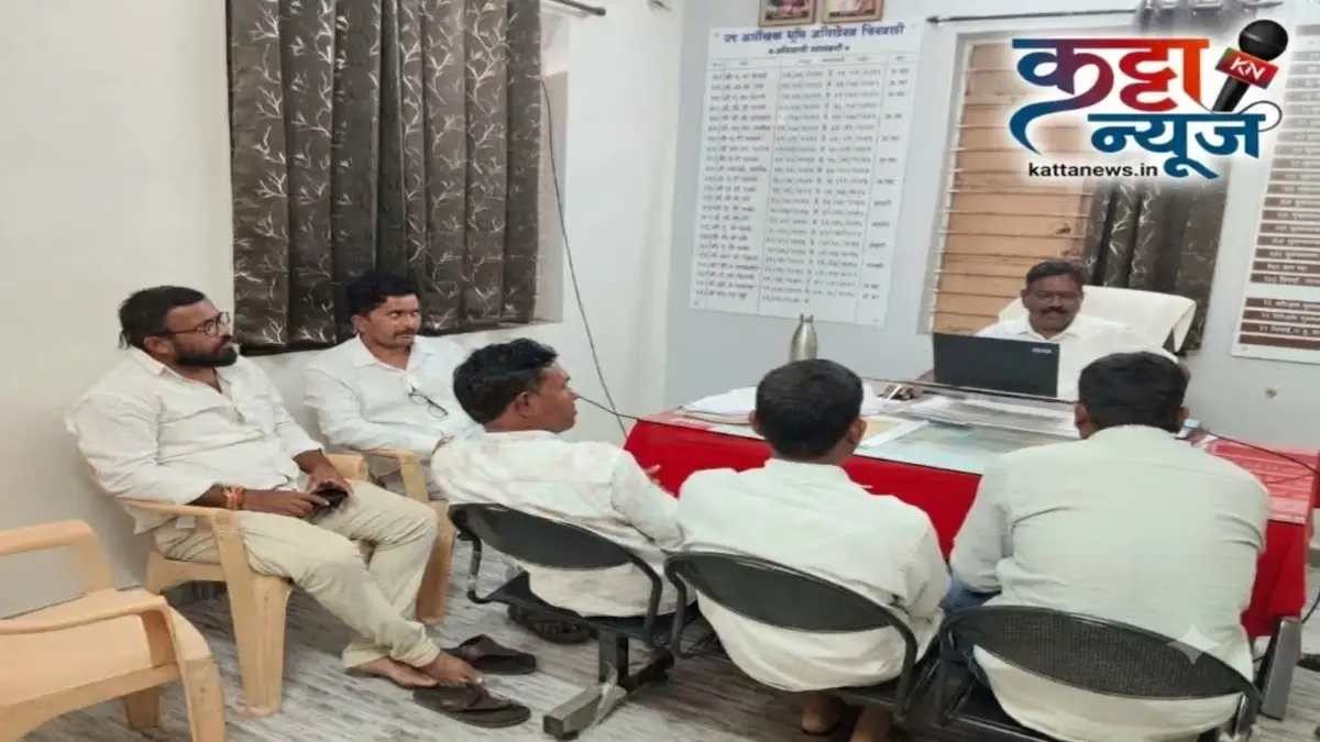 पीक पेरा ऑनलाइनच्या घोळामुळे भूमी अभिलेख कार्यालयात ठिय्या देणारे भरोसा भाग-१ व काळोना येथील शेतकरी