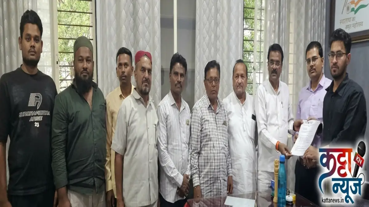 सेतू केंद्रांवरील लूट थांबवण्यासाठी लोणार तहसीलमध्ये निवेदन देताना डॉ. गोपाल बच्छीरे व शिवसैनिक
