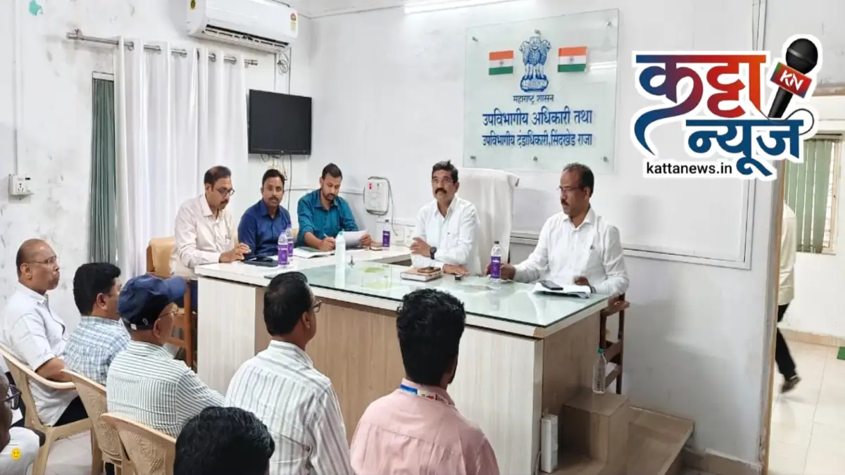 सिंदखेडराजा तालुक्यातील दुष्काळी परिस्थितीचा आढावा घेताना जिल्हाधिकारी डॉ. प्रवीण कुमार देवरे